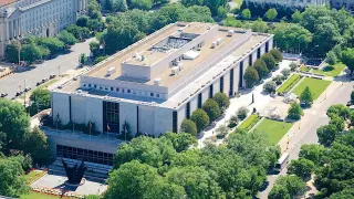 Trump Pushes Signage at Smithsonian Over History Narrative