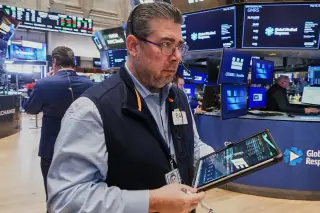 Cisco-Driven Rally Lifts U.S. Stocks Toward Fresh Records