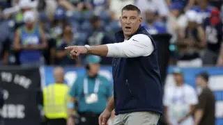Vrabel’s Run-First Strategy Under Scrutiny as Maye Struggles With Mechanics