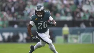 Eagles Face RB Depth Crisis as Barkley’s Hamstring Status Remains Uncertain