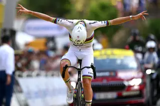 Pogačar storms Tourmalet for Stage 6 victory, reclaiming the yellow jersey