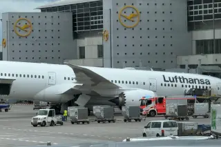 Lufthansa Dreamliner nose-gear collapse injures employees at Frankfurt Airport