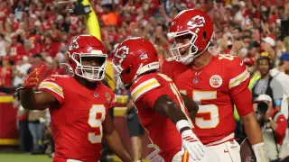 Mahomes fuels OT thriller as Chiefs outlast Colts 33-30