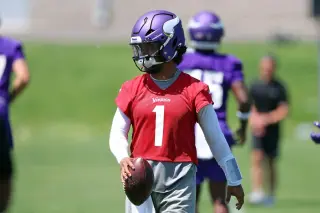 Vikings split reps as Murray and McCarthy navigate a steep learning curve