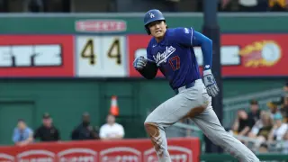 Ohtani goes deep, exits with knee inflammation as Dodgers beat Pirates 8-6