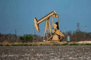 Brent Dips Under $80 as Iran Deal Signals Fresh Oil Supply