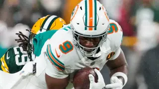 Packers Tap Jonnu Smith to Energize Their Tight End Room