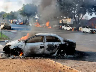 South Africa: Anti-Migrant Riots Erupt After Court Ruling Sparks Asylum Backlog