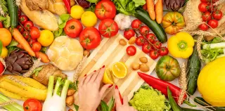 Vegan or vegetarian diets don’t automatically signal eating-disorder risk, new analysis finds.
