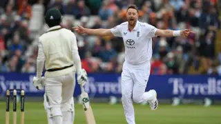 Robinson's Double-Wicket Maiden Halts England's Two-Day Win Bid Against Pakistan