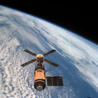 Skylab ends a six-year orbit as debris in Western Australia becomes museums and a rain-catching keepsake
