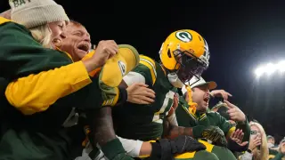 Packers Survive Rough Start to Beat Panthers 27-19