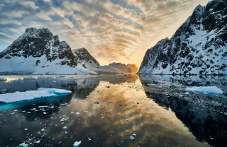 Three-stage warming pushes Antarctic sea ice toward a tipping point