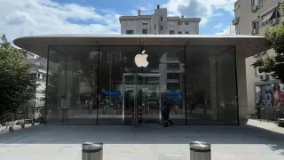 Apple Bets on Glasses to Disrupt a $200B Eyewear Market by 2027