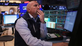 Markets hold steady as Fed decision looms amid AI rout and higher yields