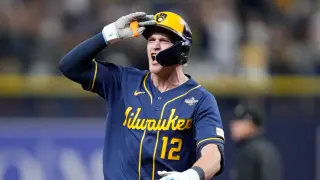 Brewers Lead 4-0 in Game 5 as Misiorowski Exits on Cramp