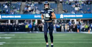 Seahawks’ Bobo leaves practice after scary right-leg injury against Titans