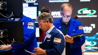 Asian Markets Plunge as Oil Spikes and Bank Earnings Loom