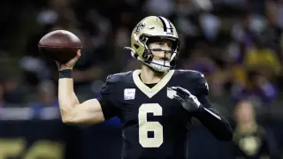 Shough to manage broken left hand bones through upcoming NFL schedule