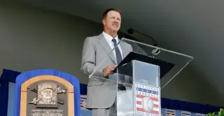 Kent Honors Sandberg, Linking Hall of Fame Moment to Cubs Legacy