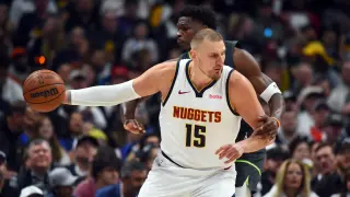 Murray, Jokic Power Nuggets to Game 1 Win Over Wolves