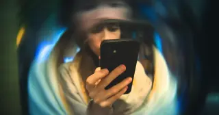 Read Comfortably on Your Phone: Browser Modes, Night Lighting, and Instapaper