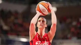 Clark's record-breaking eruption fuels Fever comeback win