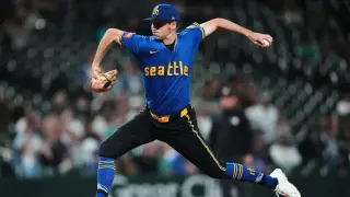 Rodríguez makes MLB history with 5 straight 20-20 seasons as Mariners drop 7-4 to A's