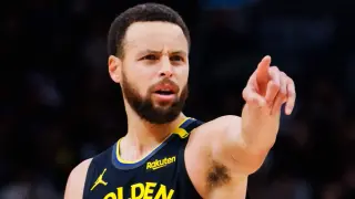 Curry at Trade-Talk Crossfire as Warriors Weigh Moves