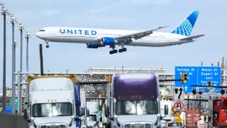 Newark Near-Miss: United 767 Skims a Pole and Bread Truck on Landing