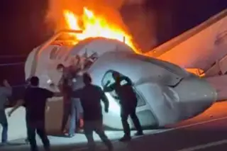 Plane crash on Texas highway near Laredo leaves 1 dead among six aboard