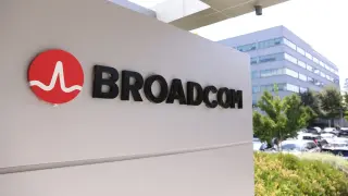 Broadcom Earnings Clock In: A Credit-Spread Bet on a Quiet Move
