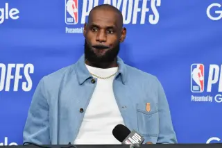 LeBron keeps free‑agency update under wraps at Fanatics Fest