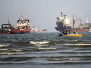 Oil flows recover in Strait of Hormuz, but high prices and attacks signal fragile peace
