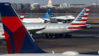 FAA trims air-traffic controller target, bets on modern scheduling to curb overtime