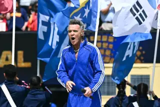Robbie Williams turns World Cup mic mishap into minty moment