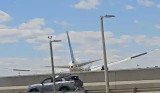 First Officer's Warnings Ignored as United 767 Struck Pole on Newark Approach