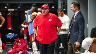 Chiefs Survive Raiders Rally to Stay 4-0, but Lose Two Receivers