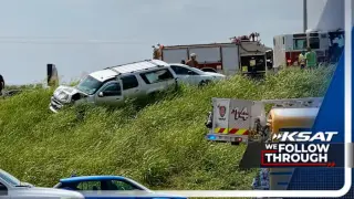 Medical emergency spurs chain-reaction crash on US 281 in San Antonio, injuring two girls
