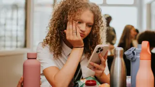 UCSF Study Links Early Smartphone Access to Higher Eating Disorder Symptoms in Teens