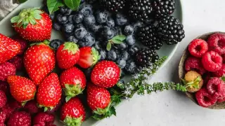 Bye-bye pesticides: expert tips to wash summer berries