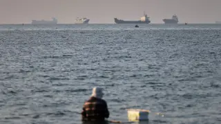 Trump’s Hormuz Open Claim Meets Cautious Seas as Ships Stay Put