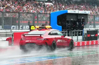 Wet conditions and software glitches halt F1 start at Sepang