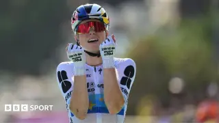 Vollering pounces on stage eight to seize the yellow jersey