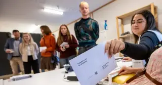 Centre-left gains slim lead as Sweden’s election hints at new government
