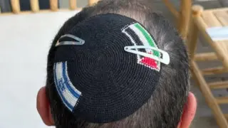 Modiin man detained for kippah displaying Israeli-Palestinian flags