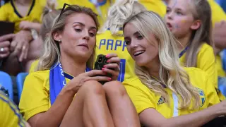 Maja Lindelof shows off Texas nightlife with a mechanical bull ride during World Cup stop
