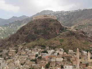 Houthis Strike Aden Presidential Palace, Killing Five in Escalating Yemen-Saudi Conflict