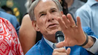 Abbott Tries to Block Minnesota's Extradition of ICE Agent Held in Texas