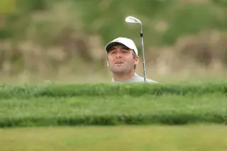 Seven-Way Lead Emerges as Scheffler Contends in Turbulent PGA Championship Round 1